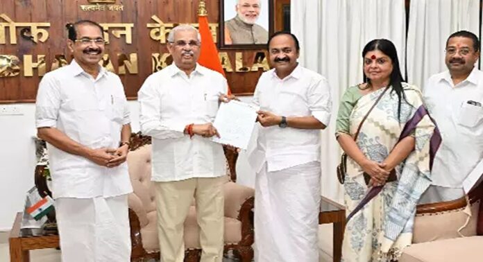 മന്ത്രിമാരുടെ പട്ടിക തയാർ ; നിയുക്ത മുഖ്യമന്ത്രി വിഡി സതീശൻ ഗവർണർക്ക് കൈമാറി മന്ത്രിമാരുടെ പട്ടിക തയാർ ; നിയുക്ത മുഖ്യമന്ത്രി വിഡി സതീശൻ ഗവർണർക്ക് കൈമാറി