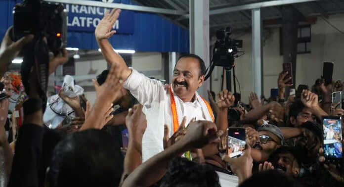 കേരളത്തിന്റെ 13-ാമത് മുഖ്യമന്ത്രിയായി വി.ഡി സതീശൻ തിങ്കളാഴ്ച സത്യപ്രതിജ്ഞ ചെയ്ത് അധികാരമേൽക്കും കേരളത്തിന്റെ 13-ാമത് മുഖ്യമന്ത്രിയായി വി.ഡി സതീശൻ തിങ്കളാഴ്ച സത്യപ്രതിജ്ഞ ചെയ്ത് അധികാരമേൽക്കും