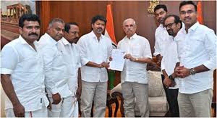 സർക്കാർ രൂപീകരണവുമായി ബന്ധപ്പെട്ട് ഗവർണർ സ്വീകരിച്ച നിലപാടിനെതിരെ ടിവികെ കോടതിയെ സമീപിച്ചേക്കുമെന്ന് റിപ്പോര്ട്ട് സർക്കാർ രൂപീകരണവുമായി ബന്ധപ്പെട്ട് ഗവർണർ സ്വീകരിച്ച നിലപാടിനെതിരെ ടിവികെ കോടതിയെ സമീപിച്ചേക്കുമെന്ന് റിപ്പോര്ട്ട്