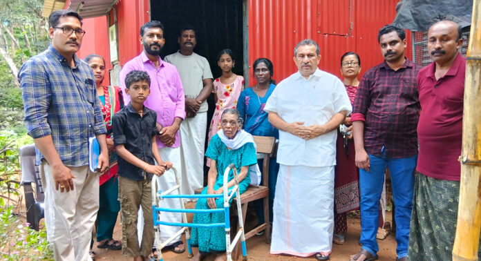 വാര്ദ്ധക്യത്തില് ഒറ്റപ്പെട്ട രാധാമണി അമ്മയ്ക്ക് അഭയമായി ഗാന്ധിഭവന് വാര്ദ്ധക്യത്തില് ഒറ്റപ്പെട്ട രാധാമണി അമ്മയ്ക്ക് അഭയമായി ഗാന്ധിഭവന്