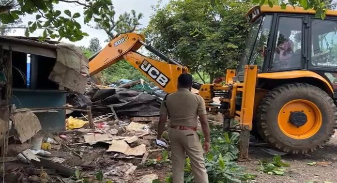 ഇടുക്കിയിൽ ലഹരി വില്പന നടത്തിയ കട പൊളിച്ചു നീക്കി ഇടുക്കിയിൽ ലഹരി വില്പന നടത്തിയ കട പൊളിച്ചു നീക്കി