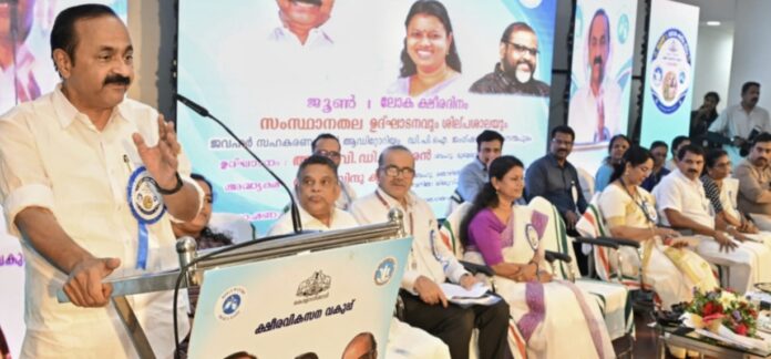 മൂന്നു വർഷത്തിനുള്ളിൽ സംസ്ഥാനത്തെ പാൽ ഉൽപ്പാദനം ഒരു കോടി ലിറ്ററാക്കും : മുഖ്യമന്ത്രി വി.ഡി. സതീശൻ മൂന്നു വർഷത്തിനുള്ളിൽ സംസ്ഥാനത്തെ പാൽ ഉൽപ്പാദനം ഒരു കോടി ലിറ്ററാക്കും : മുഖ്യമന്ത്രി വി.ഡി. സതീശൻ