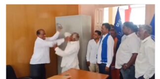 നഷ്ടപരിഹാരം വൈകിയതിൽ കടുത്ത പ്രകോപനം; ഓഫീസ് മുറിയിൽ കയറി സർക്കാർ ഉദ്യോഗസ്ഥന്റെ മുഖത്ത് ചെരിപ്പുകൊണ്ടടിച്ച് കർഷകൻ!