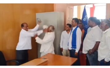 നഷ്ടപരിഹാരം വൈകിയതിൽ കടുത്ത പ്രകോപനം; ഓഫീസ് മുറിയിൽ കയറി സർക്കാർ ഉദ്യോഗസ്ഥന്റെ മുഖത്ത് ചെരിപ്പുകൊണ്ടടിച്ച് കർഷകൻ!