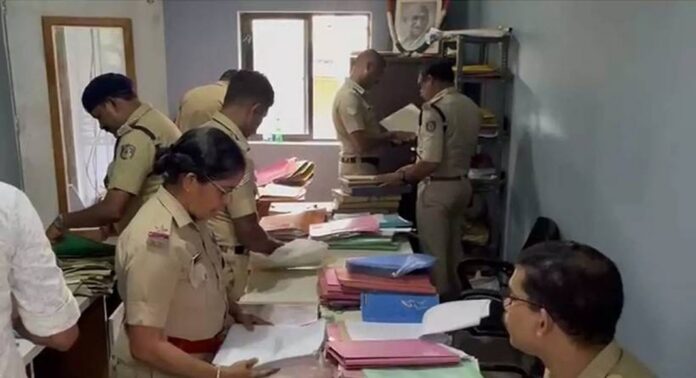 വടകര കടത്തനാട് ലേബർ കോൺട്രാക്ട് സൊസൈറ്റിയിൽ കോടികളുടെ നിക്ഷേപത്തട്ടിപ്പ് വടകര കടത്തനാട് ലേബർ കോൺട്രാക്ട് സൊസൈറ്റിയിൽ കോടികളുടെ നിക്ഷേപത്തട്ടിപ്പ്