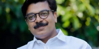 കെ.എസ്.യു പ്രവർത്തകരുടെ അസാധാണ പ്രകടനം , കോഴിക്കോട് ഡിസിസി ഓഫിസിന് മുന്നിൽ ഫ്ലക്സ്