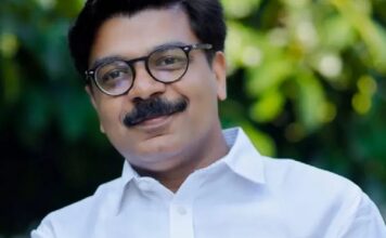 കെ.എസ്.യു പ്രവർത്തകരുടെ അസാധാണ പ്രകടനം , കോഴിക്കോട് ഡിസിസി ഓഫിസിന് മുന്നിൽ ഫ്ലക്സ്