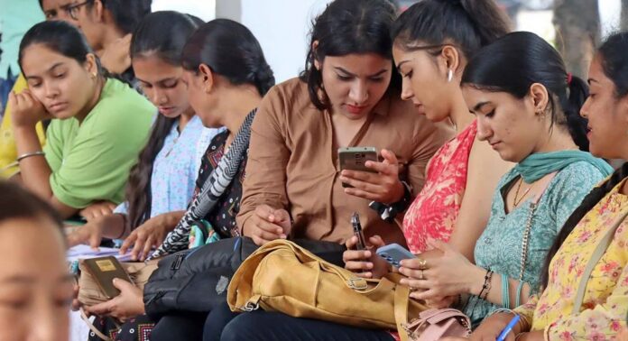 പ്ലസ് വൺ പ്രവേശനം: ആദ്യ അലോട്ട്മെന്റ് ഫലം ജൂൺ 15ന് പ്ലസ് വൺ പ്രവേശനം: ആദ്യ അലോട്ട്മെന്റ് ഫലം ജൂൺ 15ന്