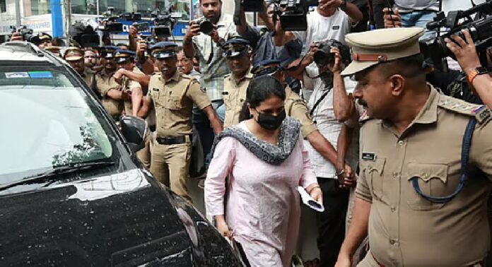മാസപ്പടി കേസ് : വീണയുടെ ബാങ്ക് ലോക്കർ പരിശോധന പൂർത്തിയാക്കി മാസപ്പടി കേസ് : വീണയുടെ ബാങ്ക് ലോക്കർ പരിശോധന പൂർത്തിയാക്കി