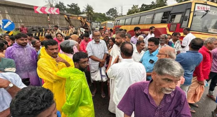ചേർത്തലയിലെ വെള്ളക്കെട്ട് പ്രശ്നം ; ദേശീയപാത സർവീസ് റോഡ് പൊട്ടിച്ച് വെള്ളം ഒഴുക്കി വിടും ചേർത്തലയിലെ വെള്ളക്കെട്ട് പ്രശ്നം ; ദേശീയപാത സർവീസ് റോഡ് പൊട്ടിച്ച് വെള്ളം ഒഴുക്കി വിടും