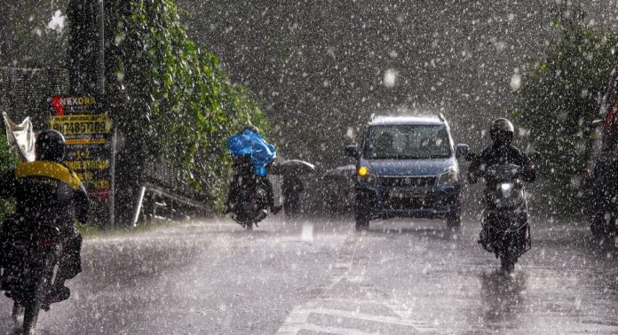 സംസ്ഥാനത്ത് ഇന്ന് ഒറ്റപ്പെട്ട ശക്തമായ മഴയ്ക്ക് സാധ്യത ; യെല്ലോ അലർട്ട് സംസ്ഥാനത്ത് ഇന്ന് ഒറ്റപ്പെട്ട ശക്തമായ മഴയ്ക്ക് സാധ്യത ; യെല്ലോ അലർട്ട്