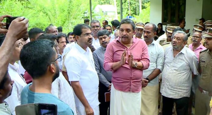 കാട്ടാന ആക്രമണം പരിശോധിക്കാനെത്തിയ വനംമന്ത്രിയുടെ വാഹനം തടഞ്ഞ് കാട്ടാന കാട്ടാന ആക്രമണം പരിശോധിക്കാനെത്തിയ വനംമന്ത്രിയുടെ വാഹനം തടഞ്ഞ് കാട്ടാന