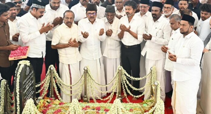 ഖാഇദെ മില്ലത്തിന്റെ ഖബറിടം സന്ദർശിച്ച് മുഖ്യമന്ത്രി വിജയ് ; പ്രാർത്ഥനാ ചടങ്ങുകൾക്ക് നേതൃത്വം നൽകിയത് പാണക്കാട് സാദിഖലി തങ്ങൾ ഖാഇദെ മില്ലത്തിന്റെ ഖബറിടം സന്ദർശിച്ച് മുഖ്യമന്ത്രി വിജയ് ; പ്രാർത്ഥനാ ചടങ്ങുകൾക്ക് നേതൃത്വം നൽകിയത് പാണക്കാട് സാദിഖലി തങ്ങൾ