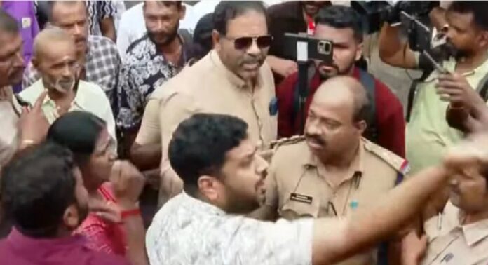 ‘എല്ലാ വിഭാഗം കെഎസ്ആർടിസി ബസുകളിലും സ്ത്രീകൾക്ക് സൗജന്യ യാത്ര അനുവദിക്കണം’ ; കോട്ടയത്ത് ഫാസ്റ്റ് പാസഞ്ചർ ബസ് തടഞ്ഞ് ബിജെപി പ്രവർത്തകരുടെ പ്രതിഷേധം ‘എല്ലാ വിഭാഗം കെഎസ്ആർടിസി ബസുകളിലും സ്ത്രീകൾക്ക് സൗജന്യ യാത്ര അനുവദിക്കണം’ ; കോട്ടയത്ത് ഫാസ്റ്റ് പാസഞ്ചർ ബസ് തടഞ്ഞ് ബിജെപി പ്രവർത്തകരുടെ പ്രതിഷേധം