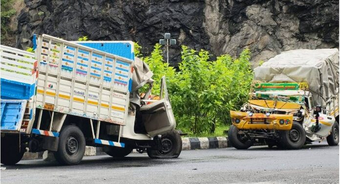 കുതിരാൻ തുരങ്കത്തിനുള്ളിൽ അഞ്ച് വാഹനങ്ങൾ തമ്മിൽ കൂട്ടിയിടിച്ച് വൻ അപകടം കുതിരാൻ തുരങ്കത്തിനുള്ളിൽ അഞ്ച് വാഹനങ്ങൾ തമ്മിൽ കൂട്ടിയിടിച്ച് വൻ അപകടം