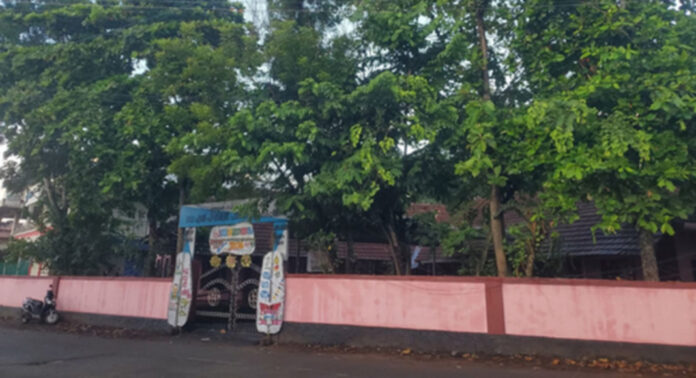 ആനന്ദപ്പള്ളി ഗവണ്മെന്റ് എല്.പി സ്കൂള് പരിസരത്തെ മരങ്ങള് അപകട ഭീഷണിയാകുന്നു ആനന്ദപ്പള്ളി ഗവണ്മെന്റ് എല്.പി സ്കൂള് പരിസരത്തെ മരങ്ങള് അപകട ഭീഷണിയാകുന്നു