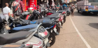 അടൂരില് നടപ്പാതകള് കയ്യേറി വാഹന പാര്ക്കിംഗ്