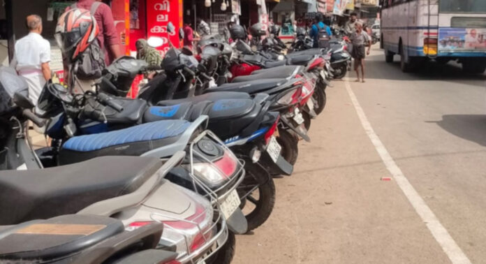 അടൂരില് നടപ്പാതകള് കയ്യേറി വാഹന പാര്ക്കിംഗ് അടൂരില് നടപ്പാതകള് കയ്യേറി വാഹന പാര്ക്കിംഗ്
