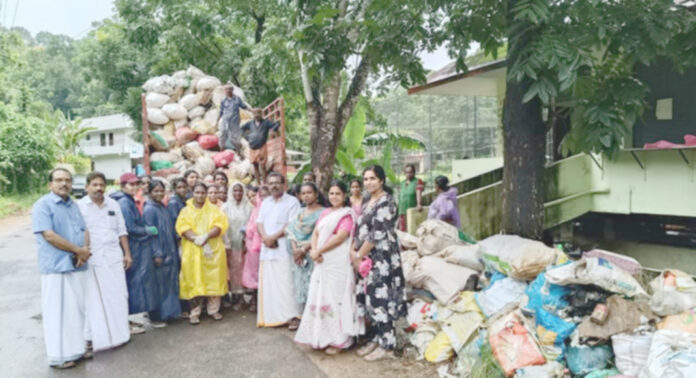 അരുവാപ്പുലം പഞ്ചായത്തില് അജൈവ മാലിന്യങ്ങള് നീക്കം ചെയ്യുന്ന ജോലികള് ആരംഭിച്ചു അരുവാപ്പുലം പഞ്ചായത്തില് അജൈവ മാലിന്യങ്ങള് നീക്കം ചെയ്യുന്ന ജോലികള് ആരംഭിച്ചു