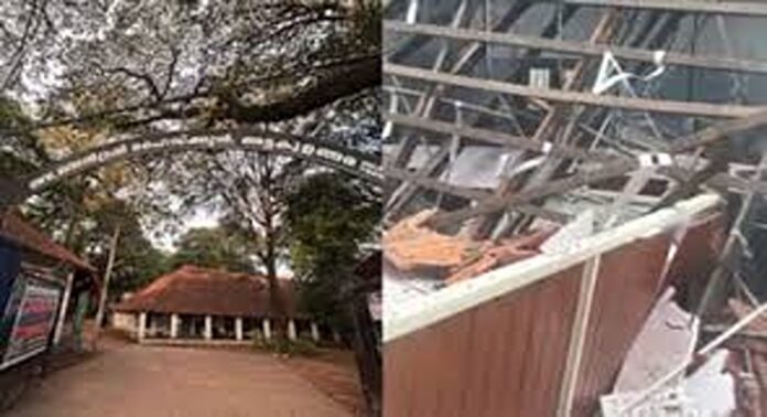 തിരുവനന്തപുരം അട്ടക്കുളങ്ങര ഗവൺമെന്റ് സ്കൂൾ കെട്ടിടത്തിന്റെ മേല്ക്കൂര തകർന്നു വീണു തിരുവനന്തപുരം അട്ടക്കുളങ്ങര ഗവൺമെന്റ് സ്കൂൾ കെട്ടിടത്തിന്റെ മേല്ക്കൂര തകർന്നു വീണു