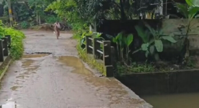 അപകടം പതിയിരിക്കുന്ന ചിറ്റാര് ഫാക്ടറിപ്പടി ചപ്പാത്ത് പാലം : കൈവരി ഇല്ലാതായിട്ട് വര്ഷങ്ങള് കഴിഞ്ഞു – കോന്നി എം.എല്.എ യുടെ വാഗ്ദാനം ജലരേഖയായി അപകടം പതിയിരിക്കുന്ന ചിറ്റാര് ഫാക്ടറിപ്പടി ചപ്പാത്ത് പാലം : കൈവരി ഇല്ലാതായിട്ട് വര്ഷങ്ങള് കഴിഞ്ഞു – കോന്നി എം.എല്.എ യുടെ വാഗ്ദാനം ജലരേഖയായി