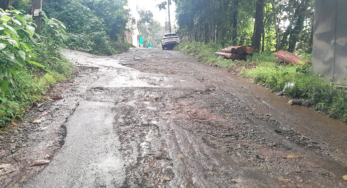 ചെങ്ങറമുക്ക് – ചെങ്ങറ റോഡ് തകര്ച്ചയില് ; ടാറിംഗ് നടത്താന് നടപടിയില്ല ചെങ്ങറമുക്ക് – ചെങ്ങറ റോഡ് തകര്ച്ചയില് ; ടാറിംഗ് നടത്താന് നടപടിയില്ല