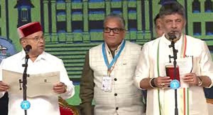 കർണാടകയിൽ മുഖ്യമന്ത്രിയായി ഡി.കെ.ശിവകുമാർ അധികാരമേറ്റു കർണാടകയിൽ മുഖ്യമന്ത്രിയായി ഡി.കെ.ശിവകുമാർ അധികാരമേറ്റു