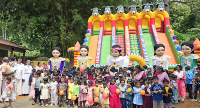 കുരുന്നുകള്ക്ക് വിസ്മയ കാഴ്ചകളൊരുരുക്കി റാന്നി എണ്ണൂറാംവയൽ സി.എം.എസ് സ്കൂളിലെ പ്രവേശനോത്സവം കുരുന്നുകള്ക്ക് വിസ്മയ കാഴ്ചകളൊരുരുക്കി റാന്നി എണ്ണൂറാംവയൽ സി.എം.എസ് സ്കൂളിലെ പ്രവേശനോത്സവം
