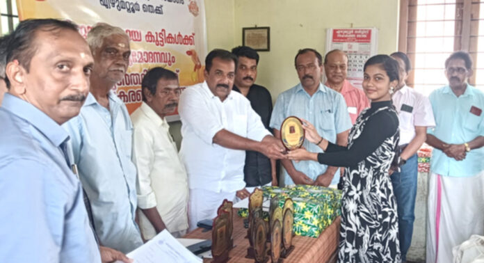 ഉന്നത വിജയം നേടിയ വിദ്യാർത്ഥികള്ക്ക് ആദരവും പഠനോപകരണ വിതരണവും നടന്നു ഉന്നത വിജയം നേടിയ വിദ്യാർത്ഥികള്ക്ക് ആദരവും പഠനോപകരണ വിതരണവും നടന്നു