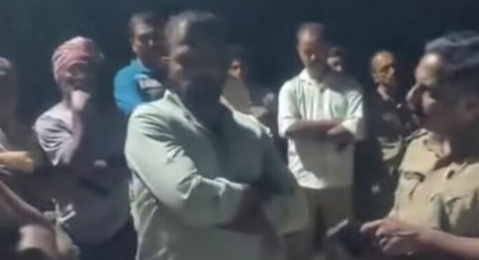 ആവോലിക്കുഴിയില് കാട്ടാന ശല്യം ; പെട്രോളിംഗിനെത്തിയ വനപാലകരെ നാട്ടുകാര് തടഞ്ഞു ആവോലിക്കുഴിയില് കാട്ടാന ശല്യം ; പെട്രോളിംഗിനെത്തിയ വനപാലകരെ നാട്ടുകാര് തടഞ്ഞു