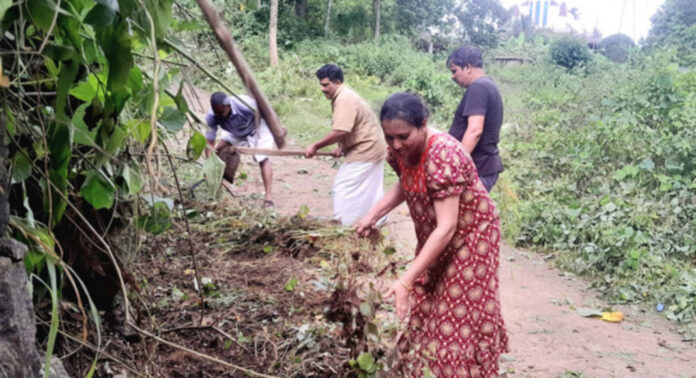 ഇഴജന്തുക്കളുടെ ശല്യത്തെ തുടര്ന്ന് റോഡിലെ കാട് വെട്ടിത്തെളിച്ച് സന്നദ്ധ പ്രവർത്തകർ ഇഴജന്തുക്കളുടെ ശല്യത്തെ തുടര്ന്ന് റോഡിലെ കാട് വെട്ടിത്തെളിച്ച് സന്നദ്ധ പ്രവർത്തകർ