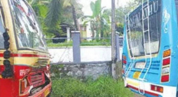 കൈപ്പട്ടൂരില് ബസുകള് കൂട്ടിയിടിച്ച് മൂന്നുപേര്ക്ക് പരിക്ക് കൈപ്പട്ടൂരില് ബസുകള് കൂട്ടിയിടിച്ച് മൂന്നുപേര്ക്ക് പരിക്ക്