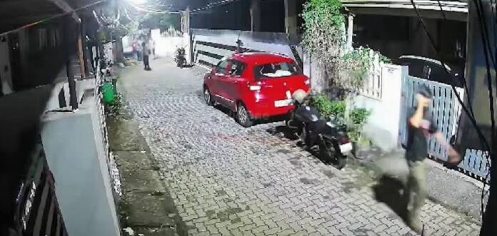 കലൂരിൽ പെൺകുട്ടികളെ മർദ്ദിച്ച കേസ് ; മുഖ്യപ്രതി പോലീസ് പിടിയിൽ കലൂരിൽ പെൺകുട്ടികളെ മർദ്ദിച്ച കേസ് ; മുഖ്യപ്രതി പോലീസ് പിടിയിൽ