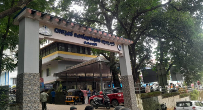 കോന്നി താലൂക്ക് ആശുപത്രിയില് രാത്രിയില് രോഗികളുടെ തിരക്കേറുന്നു ; പരിചരിക്കാന് ഒരു ഡോക്ടര് മാത്രം കോന്നി താലൂക്ക് ആശുപത്രിയില് രാത്രിയില് രോഗികളുടെ തിരക്കേറുന്നു ; പരിചരിക്കാന് ഒരു ഡോക്ടര് മാത്രം