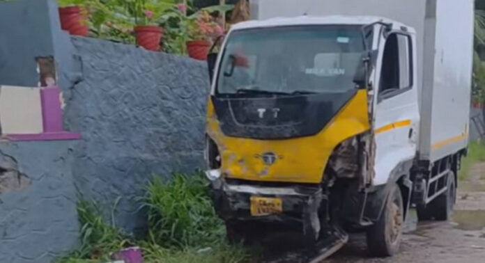കോന്നി വകയാറില് ഒരാഴ്ചക്കിടെ മൂന്നാം തവണയും അപകടം ; നിയന്ത്രണം വിട്ട വാന് വീടിന്റെ മതിലില് ഇടിച്ച് കയറി കോന്നി വകയാറില് ഒരാഴ്ചക്കിടെ മൂന്നാം തവണയും അപകടം ; നിയന്ത്രണം വിട്ട വാന് വീടിന്റെ മതിലില് ഇടിച്ച് കയറി