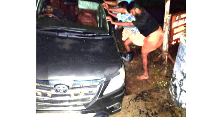 മലയാലപ്പുഴ – മണ്ണാറക്കുളഞ്ഞി റോഡിന്റെ നിര്മ്മാണത്തിലെ അശാസ്ത്രീയത ; ഒന്നര മാസത്തിനുള്ളില് മൂന്നാമതും അപകടം മലയാലപ്പുഴ – മണ്ണാറക്കുളഞ്ഞി റോഡിന്റെ നിര്മ്മാണത്തിലെ അശാസ്ത്രീയത ; ഒന്നര മാസത്തിനുള്ളില് മൂന്നാമതും അപകടം