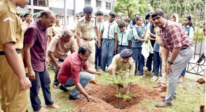 പത്തനംതിട്ട മാർത്തോമ്മാ ഹയർസെക്കന്ററി സ്കൂൾ പരിസ്ഥിതി ദിനാഘോഷം എസ്.പി ഓഫീസിൽ നടന്നു പത്തനംതിട്ട മാർത്തോമ്മാ ഹയർസെക്കന്ററി സ്കൂൾ പരിസ്ഥിതി ദിനാഘോഷം എസ്.പി ഓഫീസിൽ നടന്നു