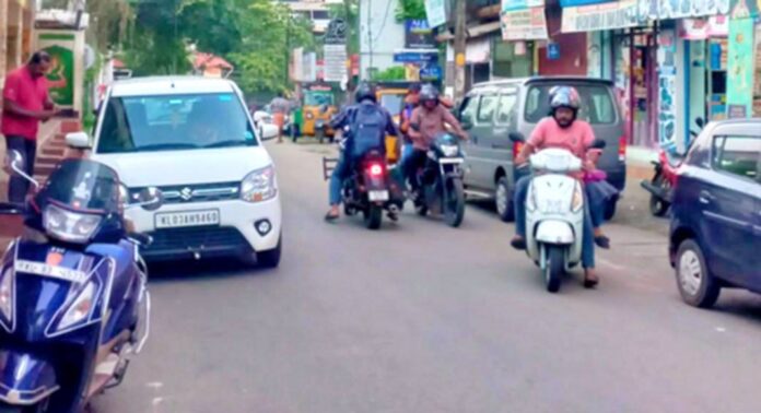 പത്തനംതിട്ട മസ്ജിദ് റോഡില് വണ്വേ സംവിധാനം പാളുന്നു ; വാഹനങ്ങള് സഞ്ചരിക്കുന്നത് തോന്നിയത് പോലെ പത്തനംതിട്ട മസ്ജിദ് റോഡില് വണ്വേ സംവിധാനം പാളുന്നു ; വാഹനങ്ങള് സഞ്ചരിക്കുന്നത് തോന്നിയത് പോലെ