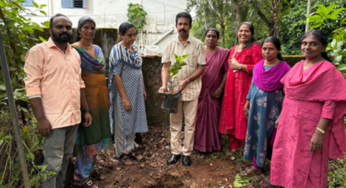 മല്ലപ്പള്ളി റീജിയണല് ആനിമല് ഹസ്ബെന്ഡറി ഓഫീസ് വളപ്പില് ഫലവൃക്ഷതൈ നട്ട് മുഹമ്മദ് ദിലീപിന്റെ പടിയിറക്കം മല്ലപ്പള്ളി റീജിയണല് ആനിമല് ഹസ്ബെന്ഡറി ഓഫീസ് വളപ്പില് ഫലവൃക്ഷതൈ നട്ട് മുഹമ്മദ് ദിലീപിന്റെ പടിയിറക്കം