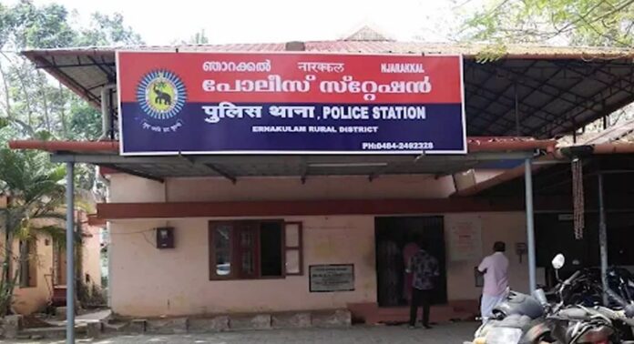 ഞാറക്കലില് 16കാരന്റെ മുഖത്തടിച്ചതായി പരാതിയുയര്ന്ന എസ്ഐ അരുണിനെതിരെ കൂടുതല് പരാതി ഞാറക്കലില് 16കാരന്റെ മുഖത്തടിച്ചതായി പരാതിയുയര്ന്ന എസ്ഐ അരുണിനെതിരെ കൂടുതല് പരാതി