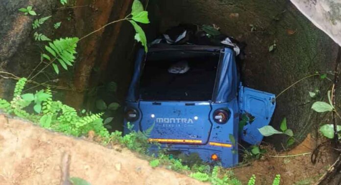 ഓൺ ചെയ്ത് നിർത്തിയ ഇലക്ട്രിക് ഓട്ടോയുമായി നാല് വയസ്സുകാരി കിണറ്റിലേക്ക് ; നിസാര പരിക്കുകളോടെ രക്ഷപെട്ടു ഓൺ ചെയ്ത് നിർത്തിയ ഇലക്ട്രിക് ഓട്ടോയുമായി നാല് വയസ്സുകാരി കിണറ്റിലേക്ക് ; നിസാര പരിക്കുകളോടെ രക്ഷപെട്ടു