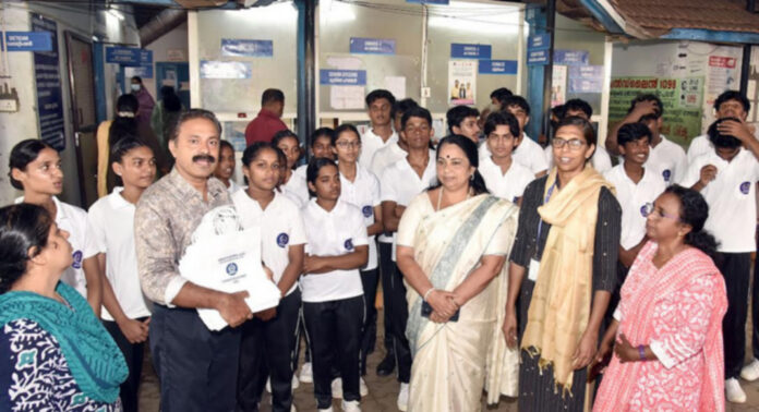 പത്തനംതിട്ട മാർത്തോമ്മ ഹയർ സെക്കന്ററി സ്കൂൾ പേപ്പർ ക്യാരി ബാഗുകൾ കൈമാറി പത്തനംതിട്ട മാർത്തോമ്മ ഹയർ സെക്കന്ററി സ്കൂൾ പേപ്പർ ക്യാരി ബാഗുകൾ കൈമാറി