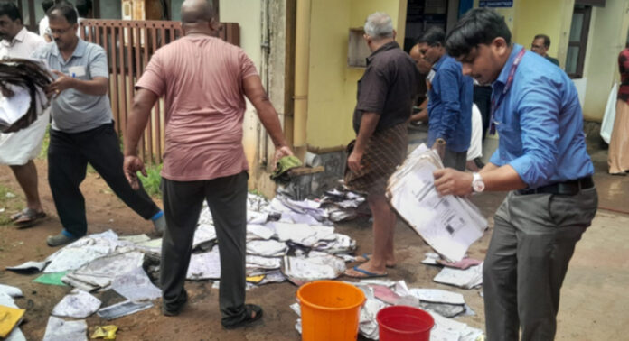 പത്തനംതിട്ട മല്ലശ്ശേരി എസ്.ബി.ഐ ശാഖയില് തീപിടുത്തം ; ഫയലുകള് കത്തി നശിച്ചു പത്തനംതിട്ട മല്ലശ്ശേരി എസ്.ബി.ഐ ശാഖയില് തീപിടുത്തം ; ഫയലുകള് കത്തി നശിച്ചു