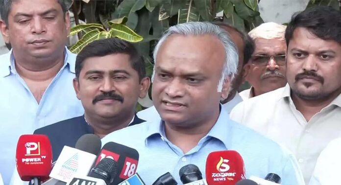 ആർഎസ്എസിനെതിരേ അപകീർത്തികരമായ പരാമർശം ; മന്ത്രി പ്രിയങ്ക് ഖാർഗെയ്ക്കും കോൺഗ്രസ് നേതാവ് മുഹമ്മദ് നാലപ്പാടിനും കോടതിയുടെ സമൻസ് ആർഎസ്എസിനെതിരേ അപകീർത്തികരമായ പരാമർശം ; മന്ത്രി പ്രിയങ്ക് ഖാർഗെയ്ക്കും കോൺഗ്രസ് നേതാവ് മുഹമ്മദ് നാലപ്പാടിനും കോടതിയുടെ സമൻസ്