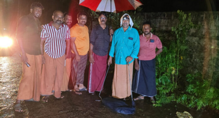 പുതുശ്ശേരിമലയിൽ മെയിൻ റോഡ് മുറിച്ചുകടന്ന പെരുമ്പാമ്പിനെ പിടികൂടി പുതുശ്ശേരിമലയിൽ മെയിൻ റോഡ് മുറിച്ചുകടന്ന പെരുമ്പാമ്പിനെ പിടികൂടി