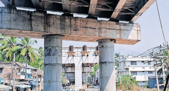 പാലക്കാട് നിർമ്മാണം നടക്കുന്ന റെയിൽവേ മേൽപാലത്തിൽ വയോധികൻ കുടുങ്ങി പാലക്കാട് നിർമ്മാണം നടക്കുന്ന റെയിൽവേ മേൽപാലത്തിൽ വയോധികൻ കുടുങ്ങി