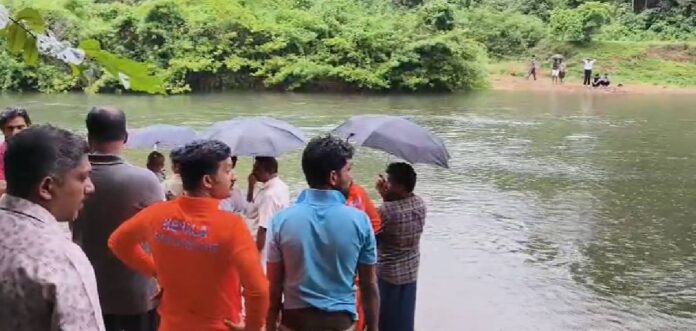 നാടിനെ കണ്ണീരിലാഴ്ത്തി ഇരട്ട ദുരന്തം; അമ്മയ്ക്ക് പിന്നാലെ മകൻ ശിവാനന്ദിന്റെ മൃതദേഹവും കുറ്റ്യാടി പുഴയിൽ നിന്ന് കണ്ടെടുത്തു നാടിനെ കണ്ണീരിലാഴ്ത്തി ഇരട്ട ദുരന്തം; അമ്മയ്ക്ക് പിന്നാലെ മകൻ ശിവാനന്ദിന്റെ മൃതദേഹവും കുറ്റ്യാടി പുഴയിൽ നിന്ന് കണ്ടെടുത്തു