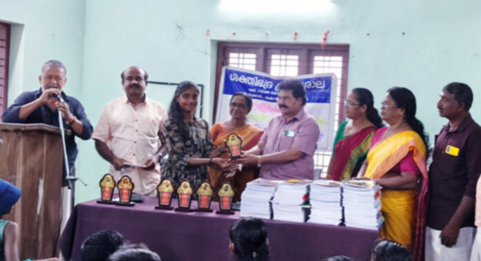 കൊടുമണ് ശക്തിഭദ്ര ഗ്രന്ഥശാലയുടെ ആഭിമുഖ്യത്തില് വിദ്യാര്ഥികളെ അനുമോദിച്ചു കൊടുമണ് ശക്തിഭദ്ര ഗ്രന്ഥശാലയുടെ ആഭിമുഖ്യത്തില് വിദ്യാര്ഥികളെ അനുമോദിച്ചു