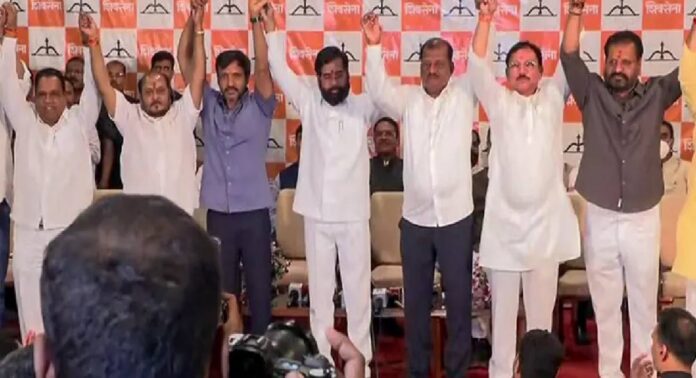 ശിവസേന ഷിൻഡെ പക്ഷത്തേക്ക് ആറ് എംപിമാർ കൂടി ; രാഷ്ട്രീയ നീക്കം വിജയമെന്ന് പ്രഖ്യാപിച്ച് ഏക്നാഥ് ഷിൻഡെ ശിവസേന ഷിൻഡെ പക്ഷത്തേക്ക് ആറ് എംപിമാർ കൂടി ; രാഷ്ട്രീയ നീക്കം വിജയമെന്ന് പ്രഖ്യാപിച്ച് ഏക്നാഥ് ഷിൻഡെ