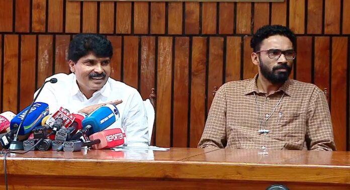 കൃഷിമന്ത്രി ടി.സിദ്ദിഖിന്റെ വാർത്താ സമ്മേളനത്തിൽ ശ്രീറാം വെങ്കിട്ടരാമൻ പങ്കെടുത്തതിനെതിരെ പ്രതിഷേധവുമായി മാധ്യമ പ്രവർത്തകർ കൃഷിമന്ത്രി ടി.സിദ്ദിഖിന്റെ വാർത്താ സമ്മേളനത്തിൽ ശ്രീറാം വെങ്കിട്ടരാമൻ പങ്കെടുത്തതിനെതിരെ പ്രതിഷേധവുമായി മാധ്യമ പ്രവർത്തകർ